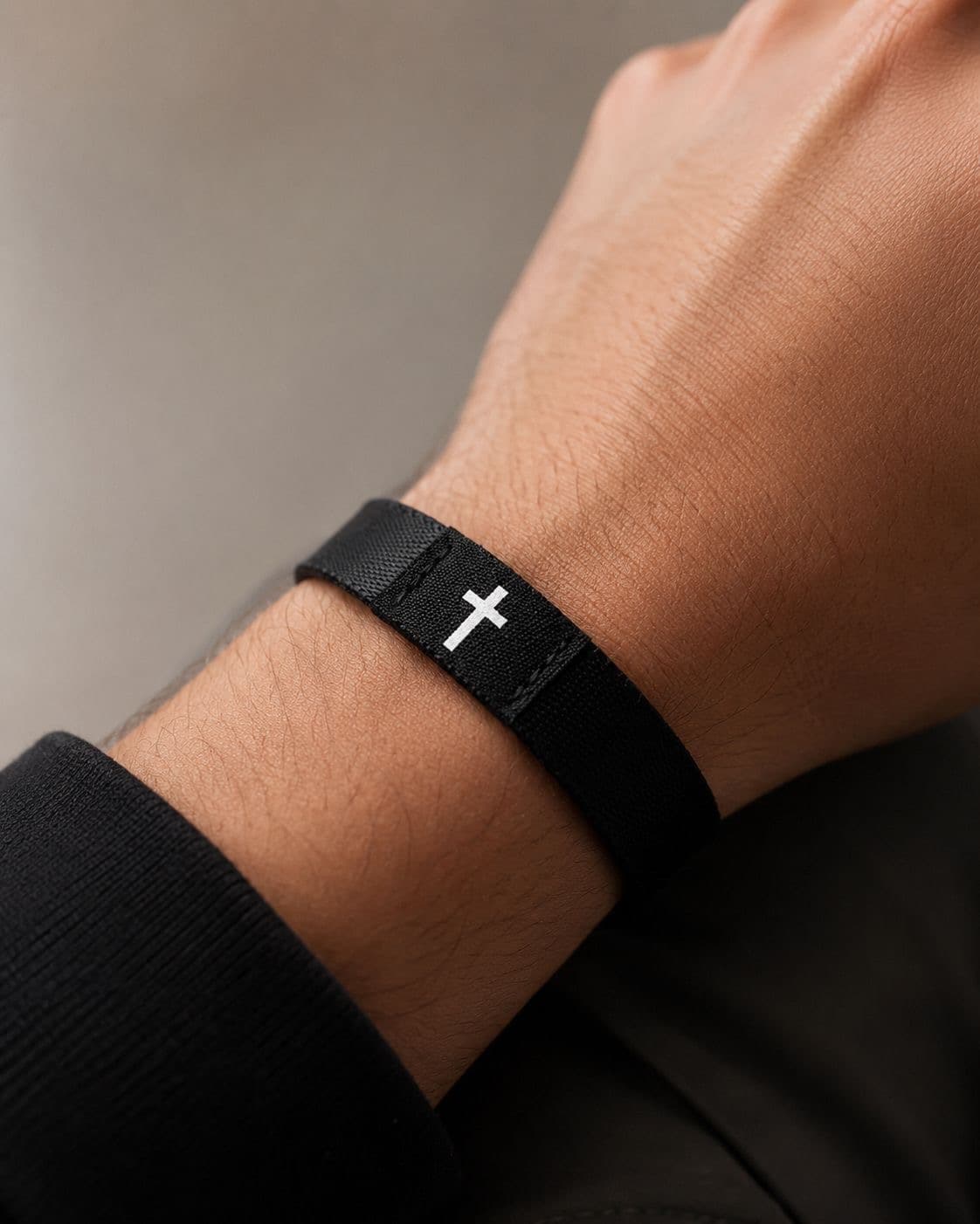 Pulsera Grit puesta en la muñeca — uso real