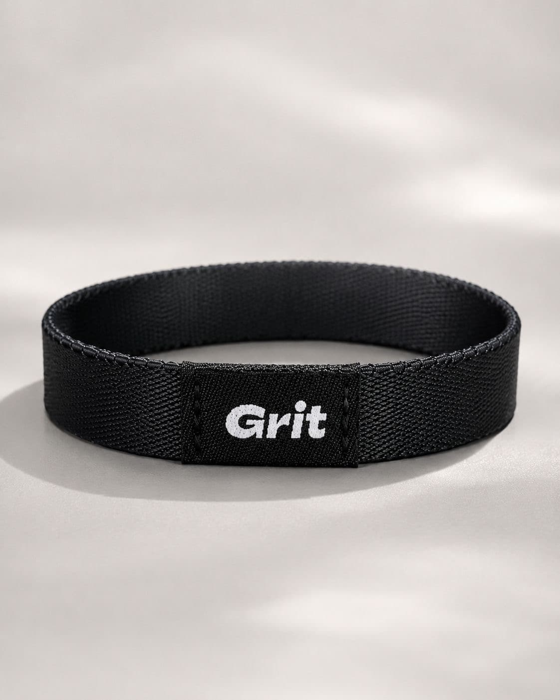 Pulsera GRIT — detalle del logo bordado